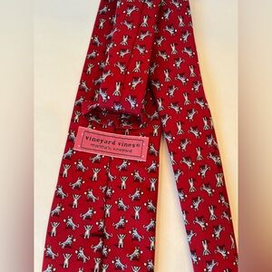 Vineyard Vines tie: Bull and bear (red)